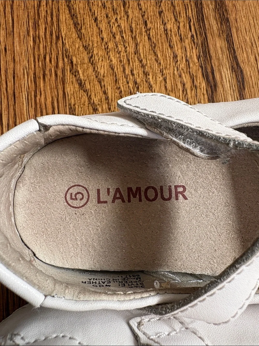 L'Amour white Girls Early Walker Leather Mary Jane shoes, size 5. Excellent cond